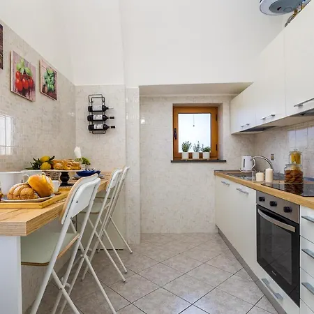 Palazzo Russo - De Vivo Realty Apartment